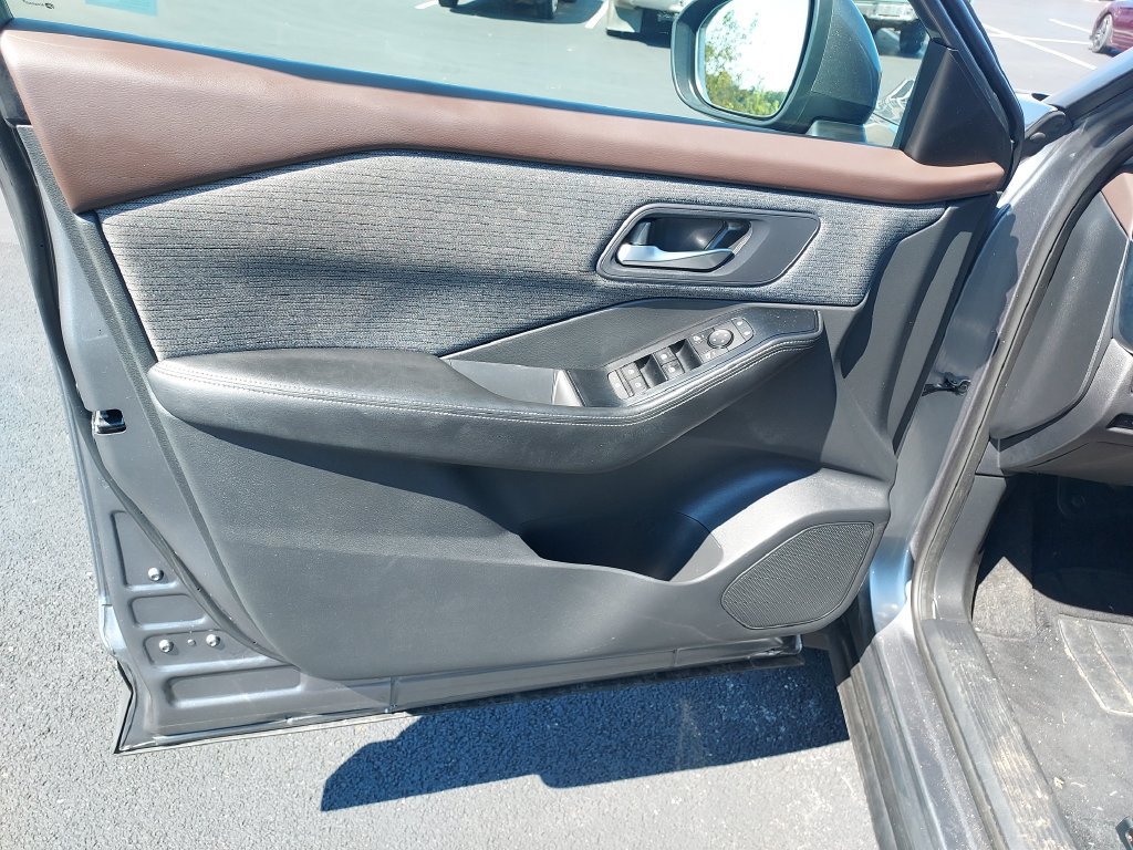 Used 2022 Nissan Rogue SV AWD/4WD image 12