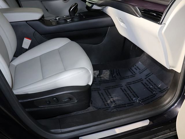Used 2023 Cadillac XT4 Luxury w/ Cold Weather Package FWD image 33