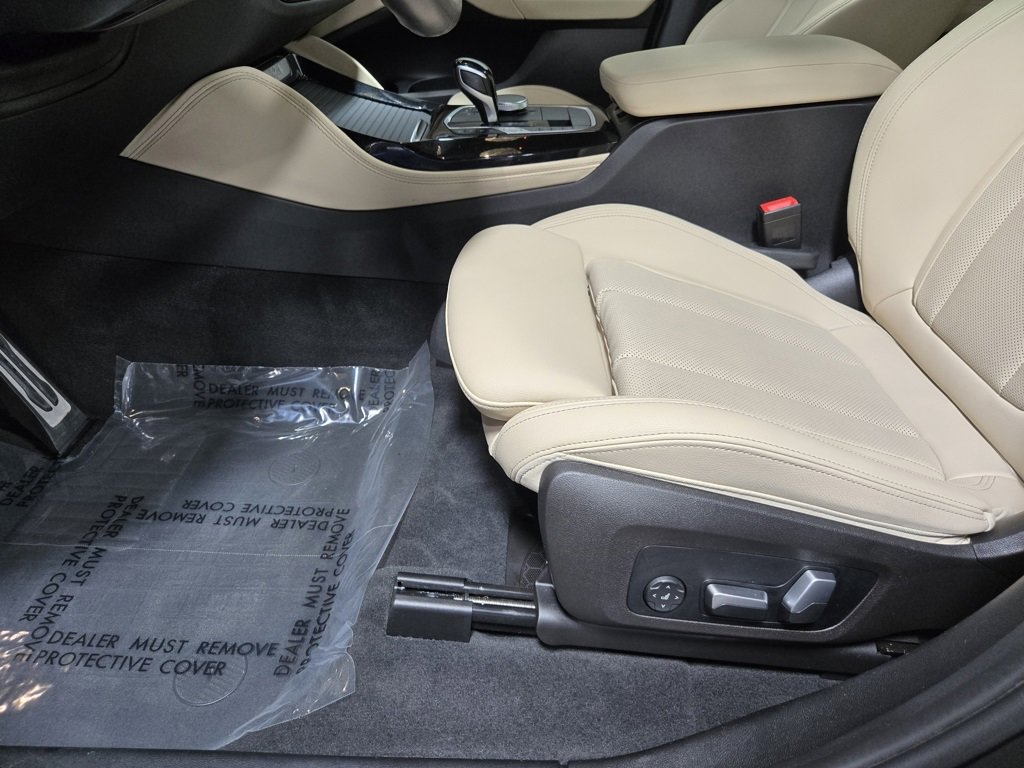 Used 2023 BMW X4 xDrive30i w/ M Sport Package image 11
