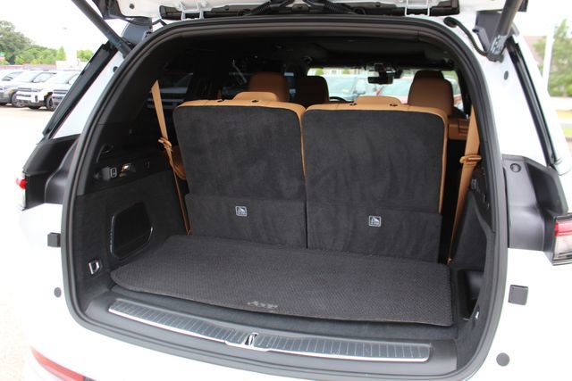 Used 2023 Jeep Grand Cherokee L Summit AWD/4WD image 5