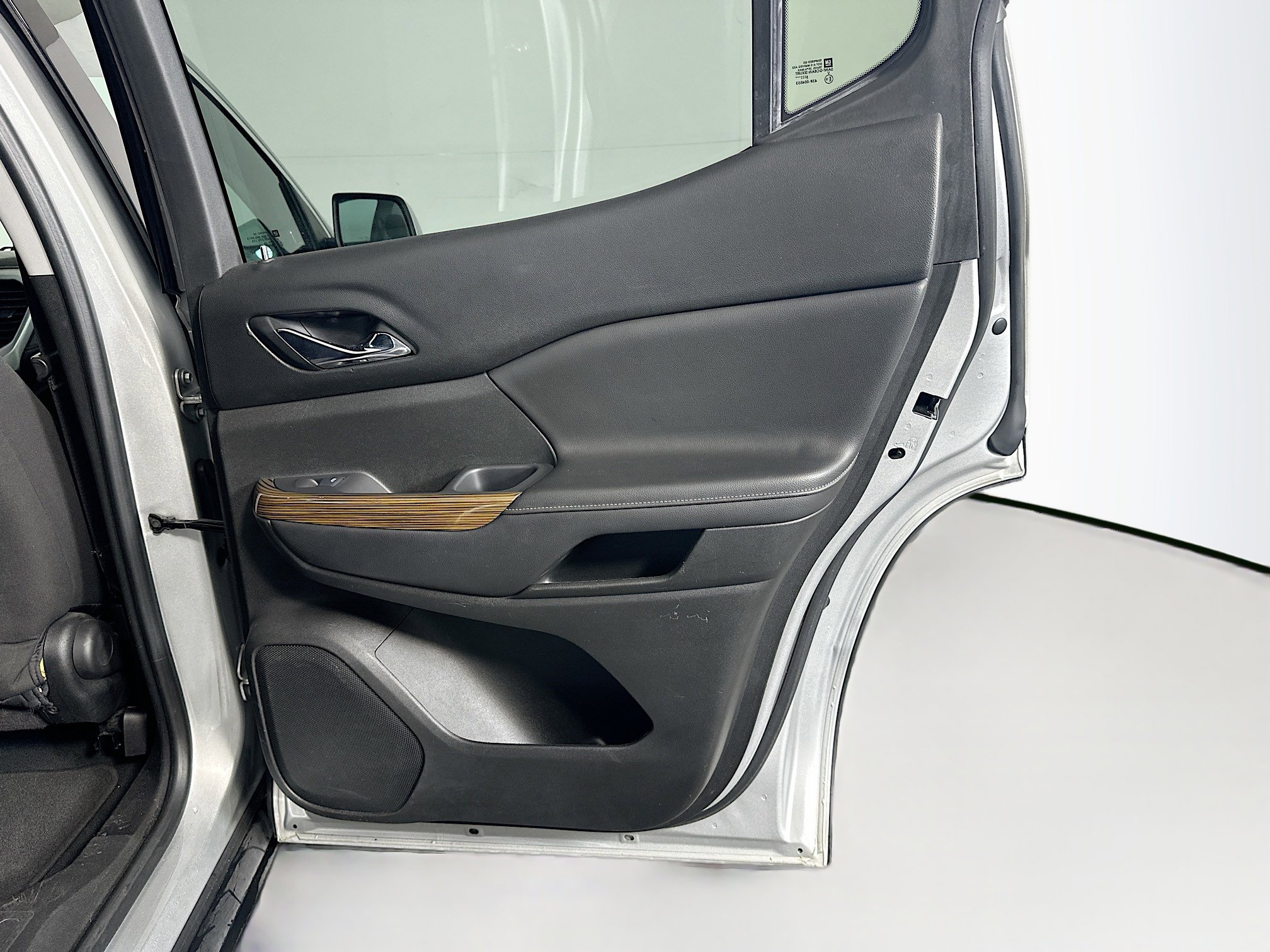 Used 2017 GMC Acadia SLE image 29