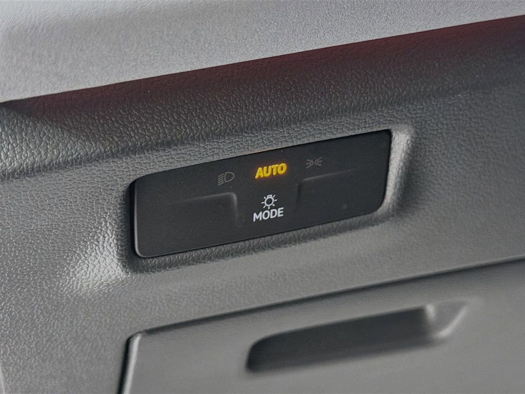 Used 2025 Volkswagen Tiguan SE image 10