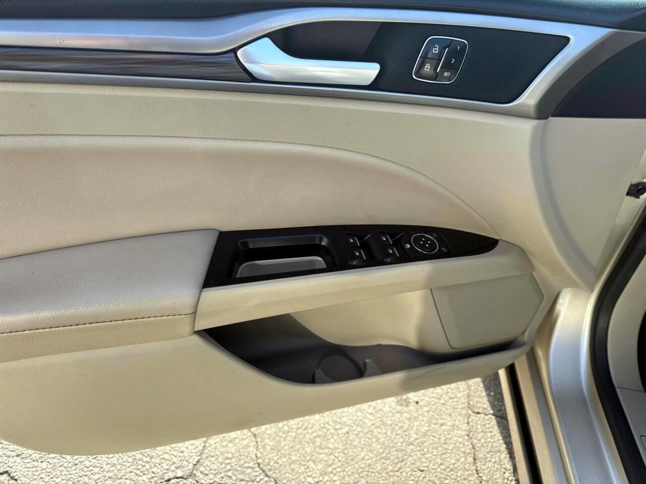 Used 2017 Ford Fusion SE w/ Fusion SE Technology Package image 10