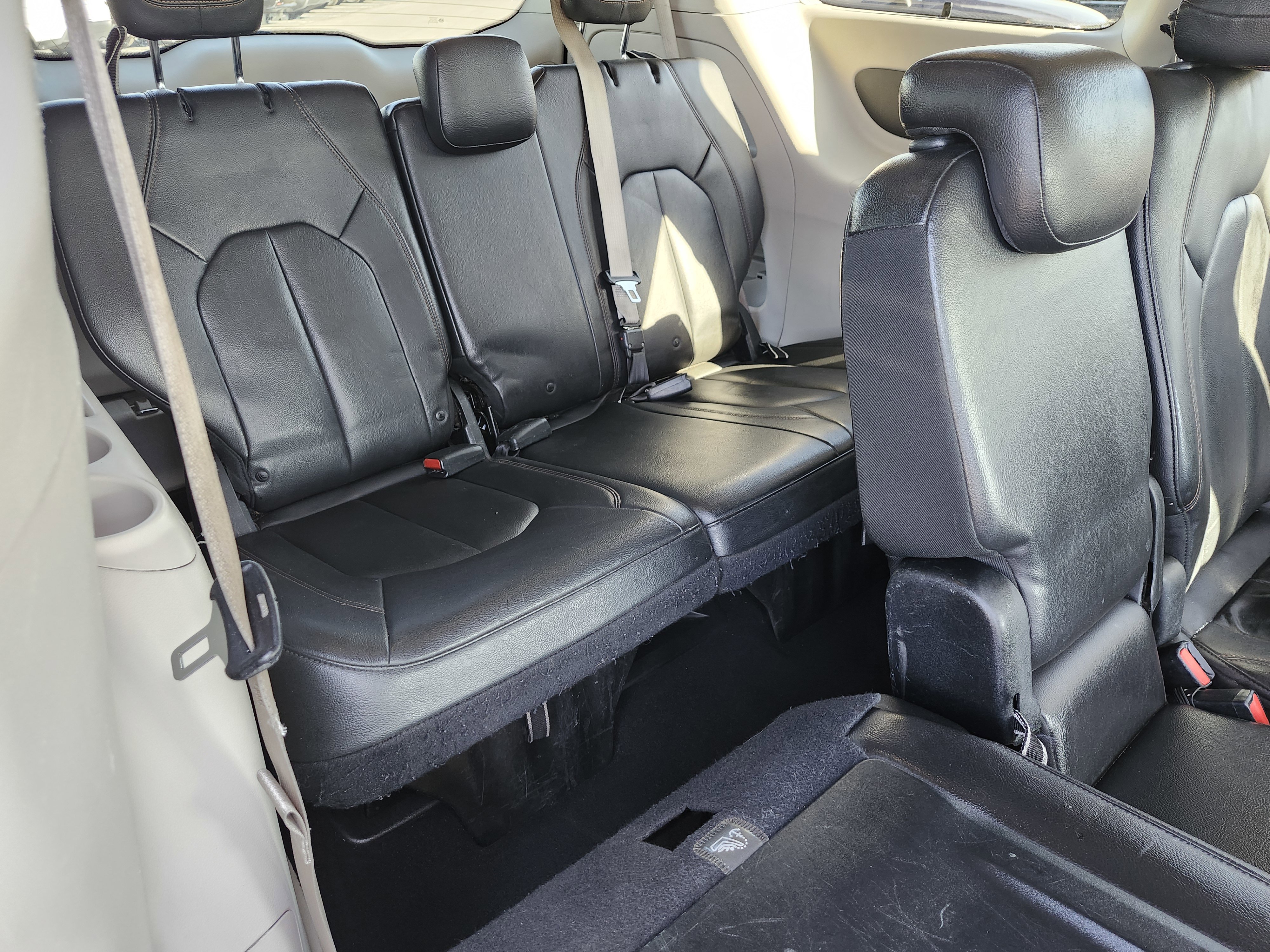 Used 2017 Chrysler Pacifica Touring-L image 18