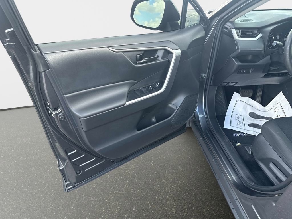 Used 2021 Toyota RAV4 LE image 17