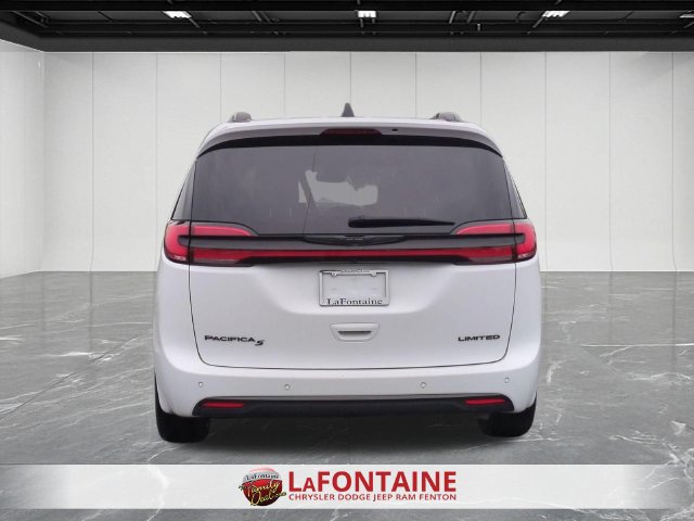 Used 2025 Chrysler Pacifica Limited FWD image 4