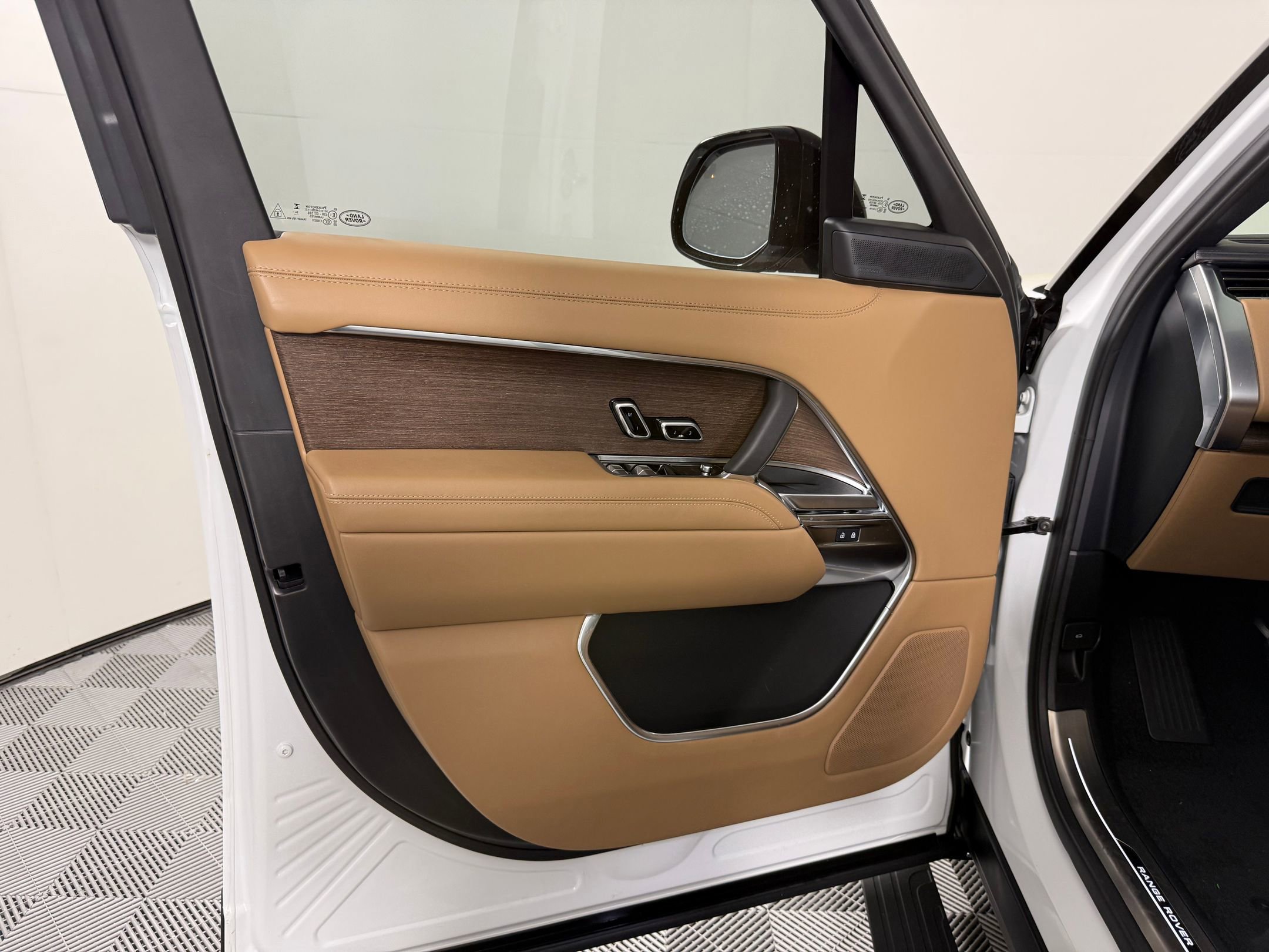 Used 2025 Land Rover Range Rover SE image 22