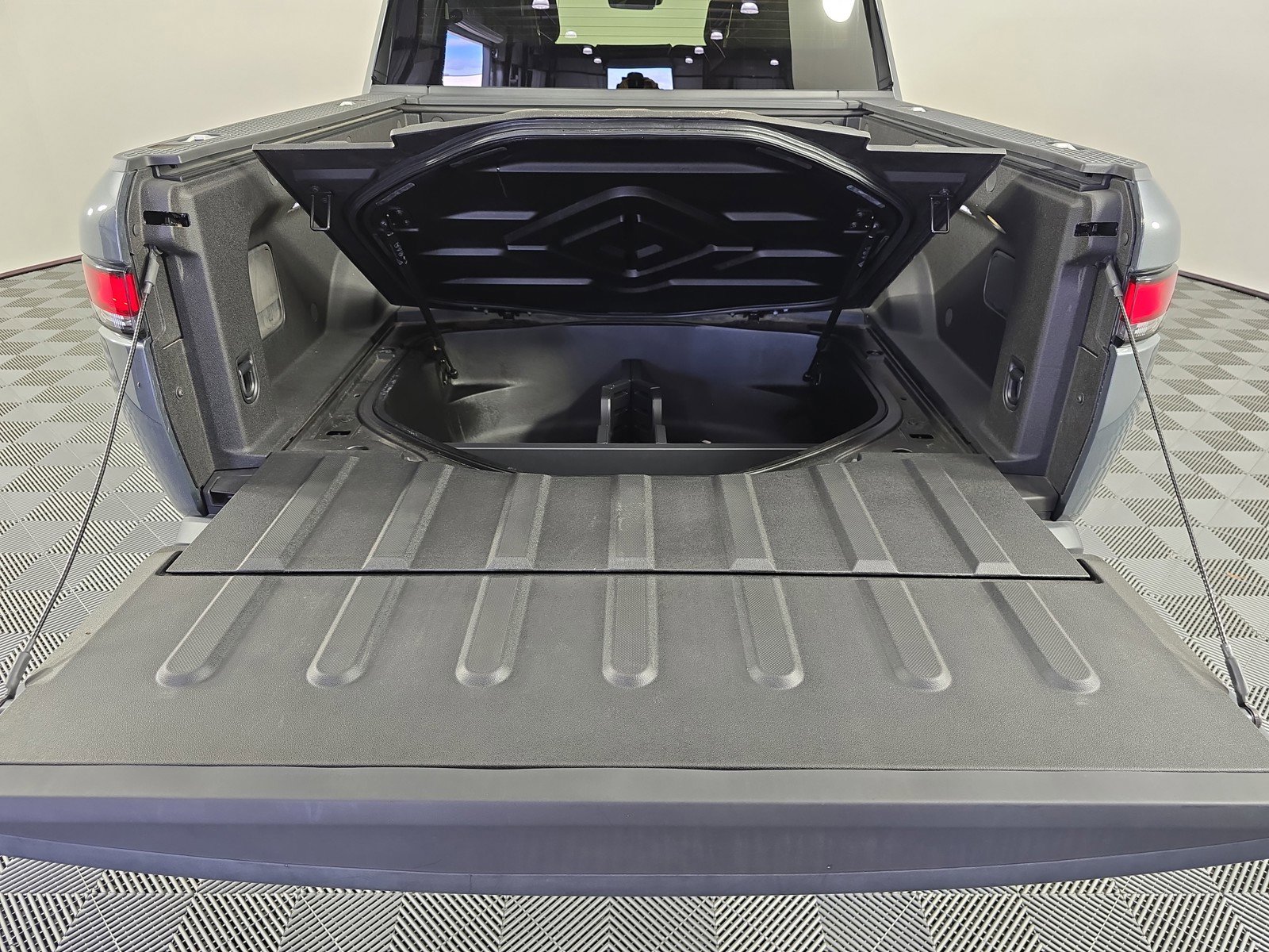 Used 2023 Rivian R1T Adventure AWD/4WD image 32
