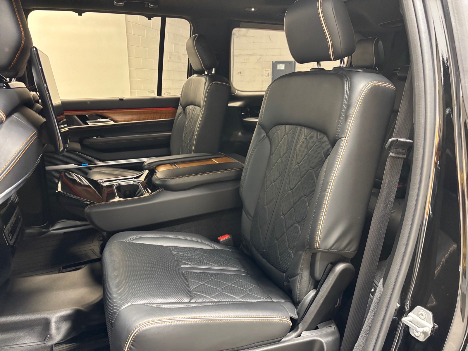 Used 2022 Jeep Grand Wagoneer Series III w/ Rear Seat Video Group 1 AWD/4WD image 27