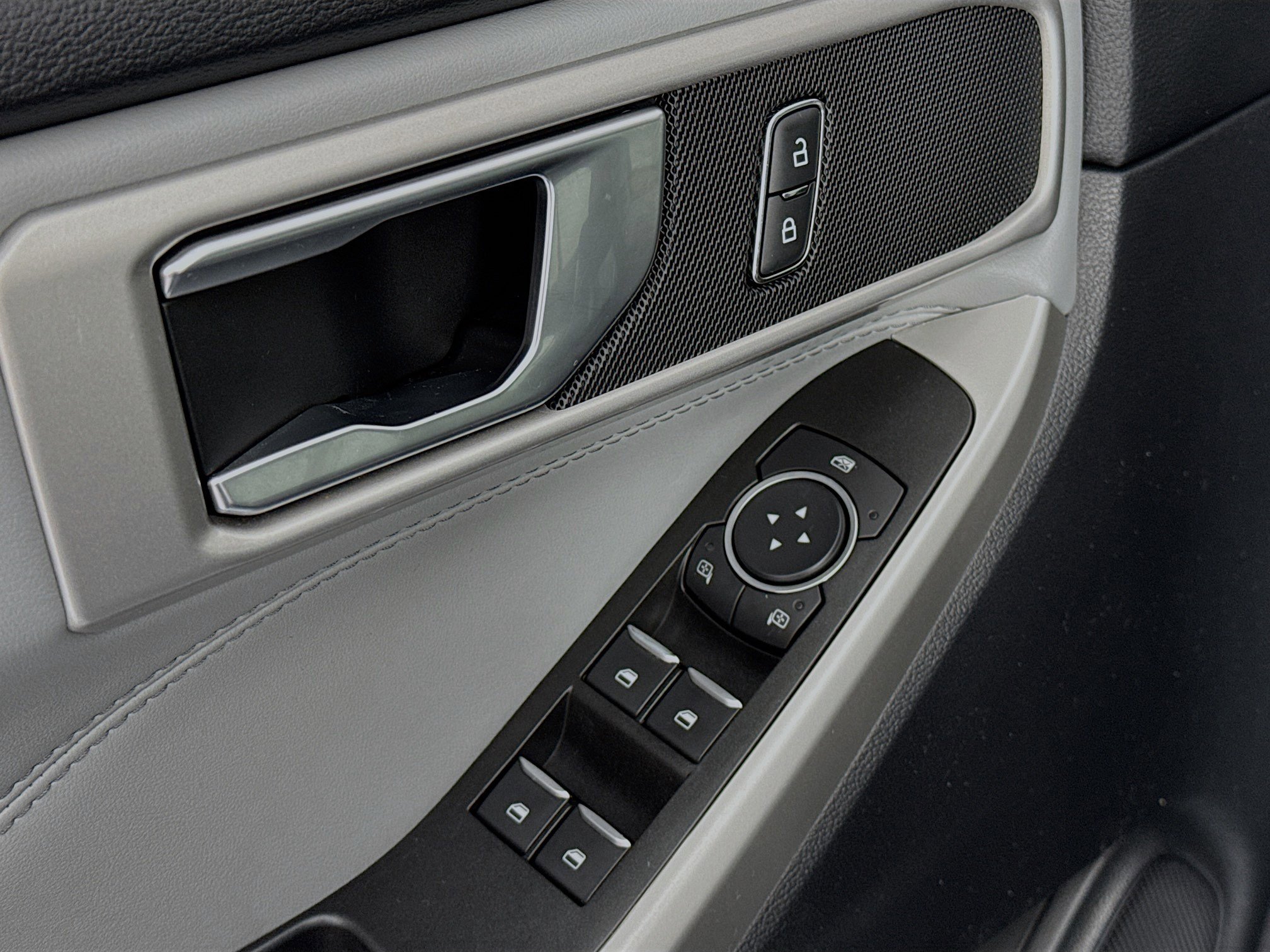 Used 2022 Ford Explorer XLT w/ Equipment Group 202A image 17