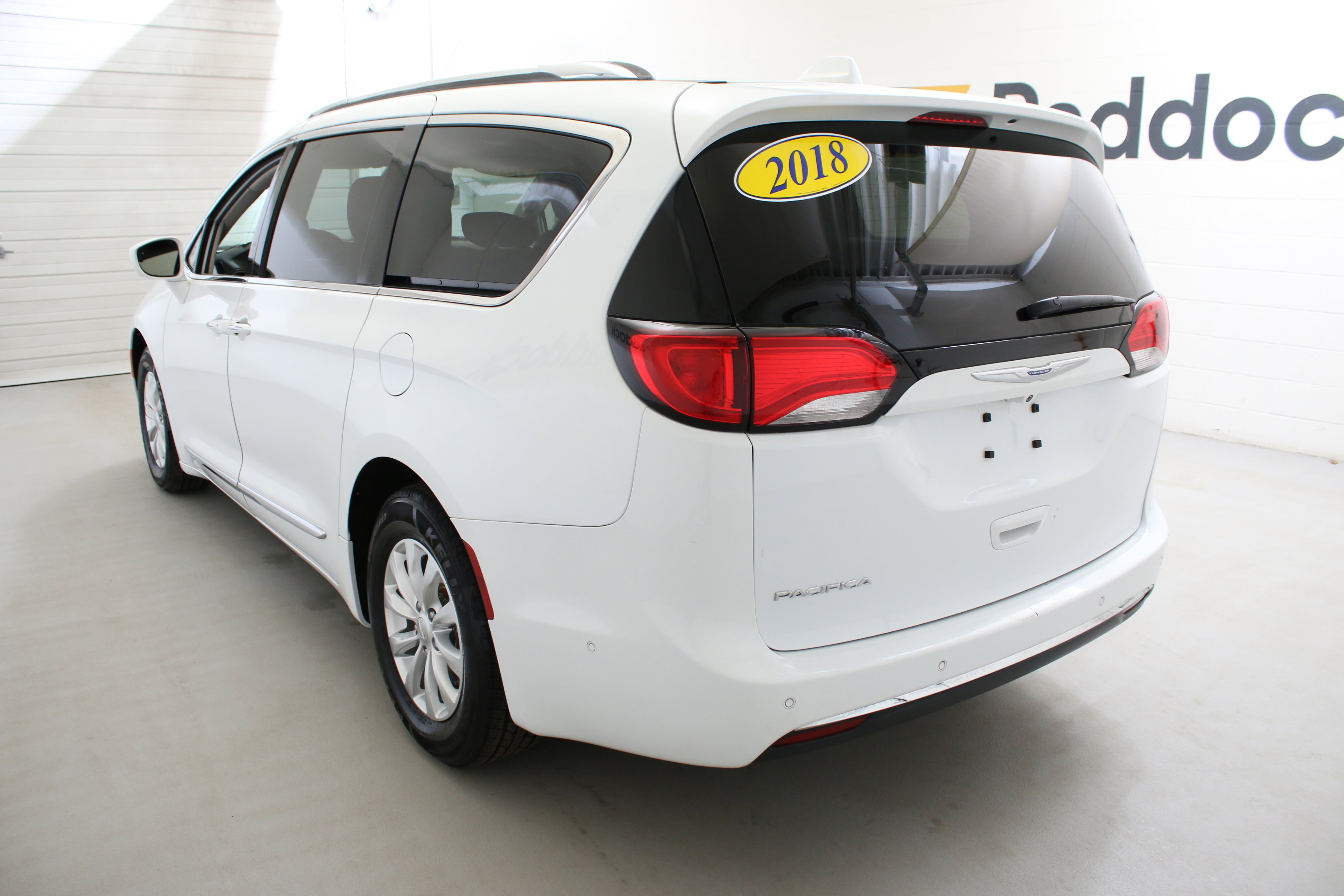Used 2018 Chrysler Pacifica Touring-L w/ Advanced Safetytec Group FWD image 7