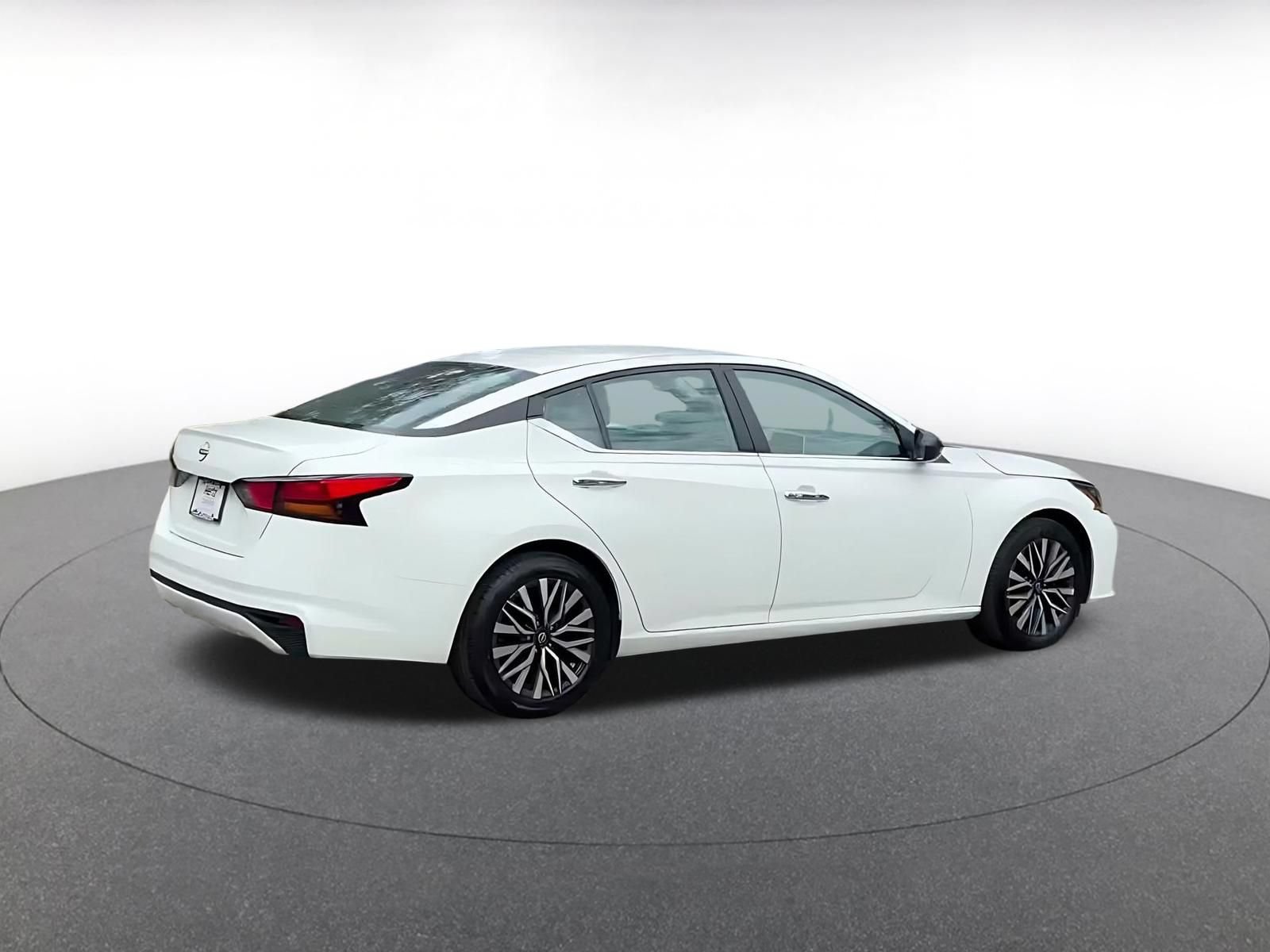 Used 2025 Nissan Altima 2.5 SV FWD image 12