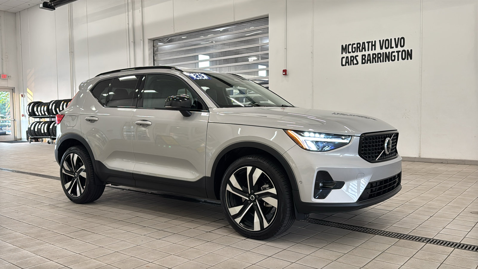 Used 2025 Volvo XC40 B5 Plus AWD/4WD image 3
