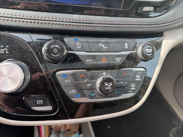 Used 2020 Chrysler Pacifica Limited FWD image 16