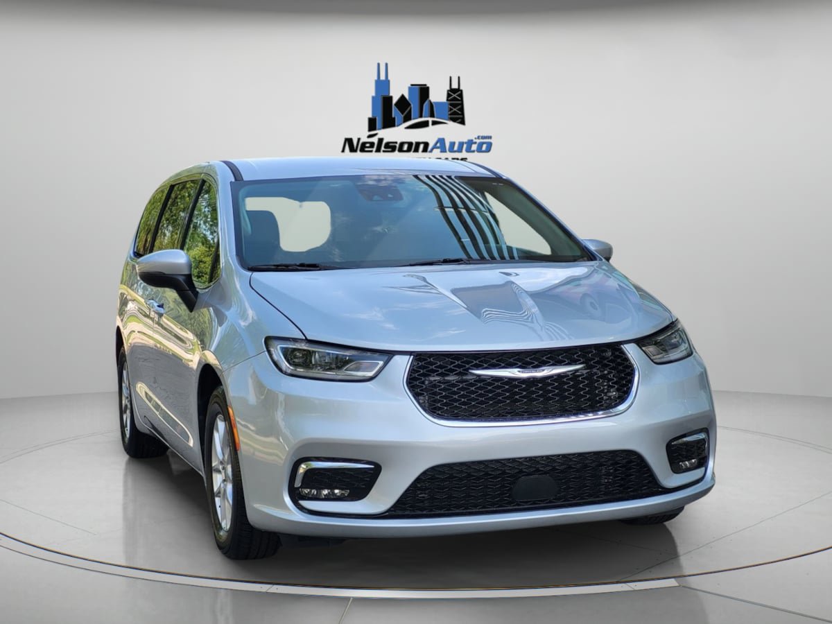 Used 2023 Chrysler Pacifica Touring-L FWD image 2