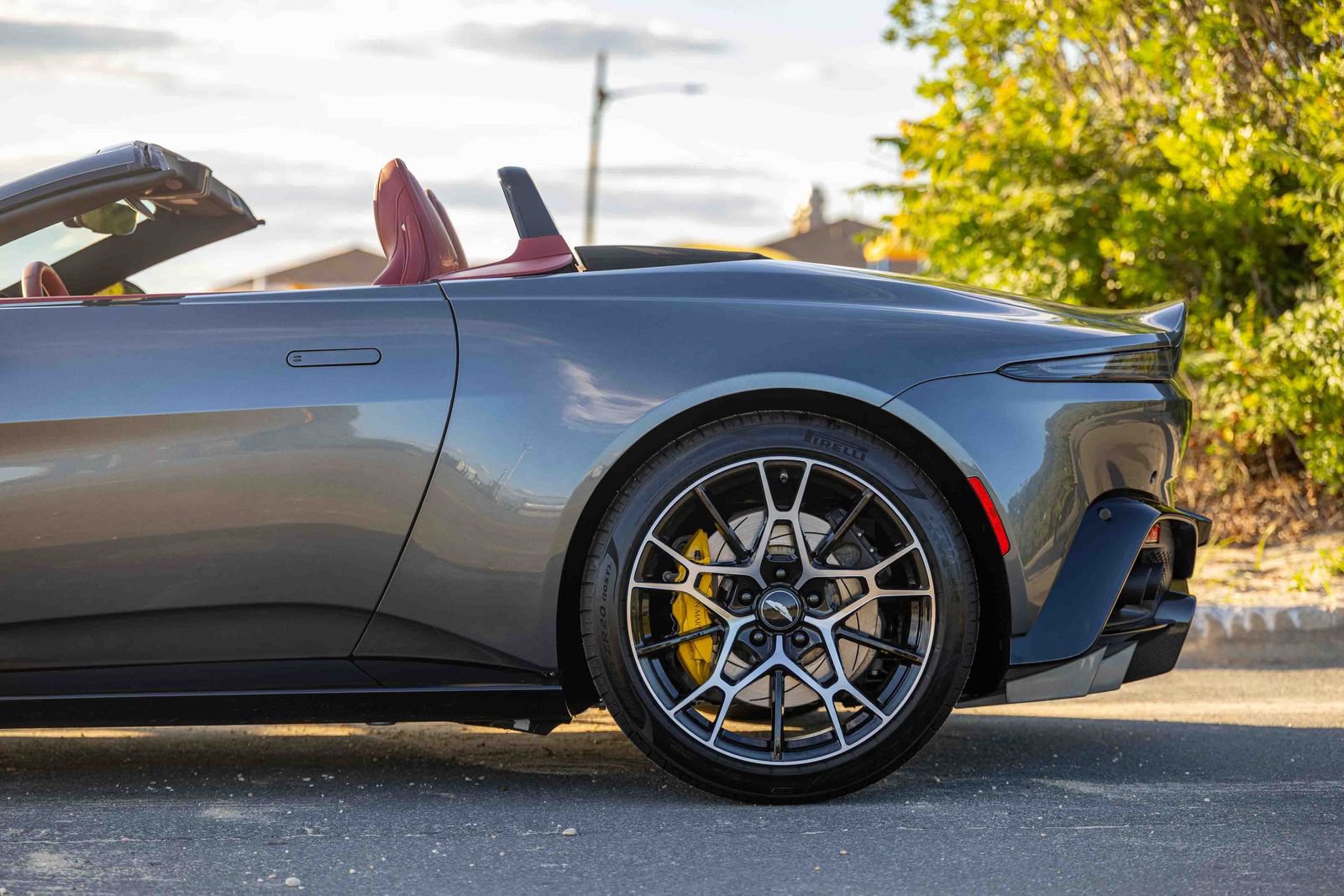 Used 2023 Aston Martin V8 Vantage Roadster RWD image 33