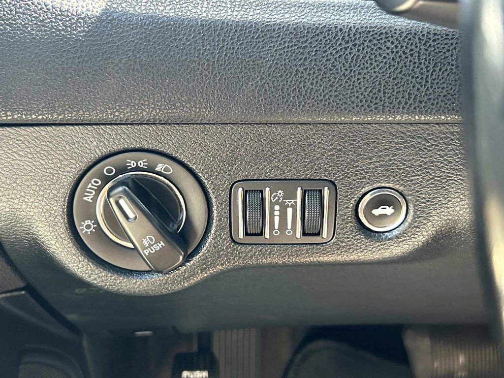 Used 2018 Chrysler 300 Limited image 31