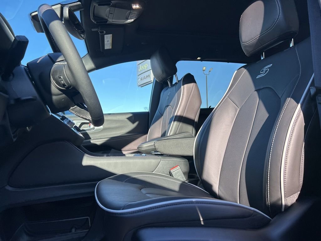 New 2026 Chrysler Pacifica Limited w/ S Appearance Package image 13