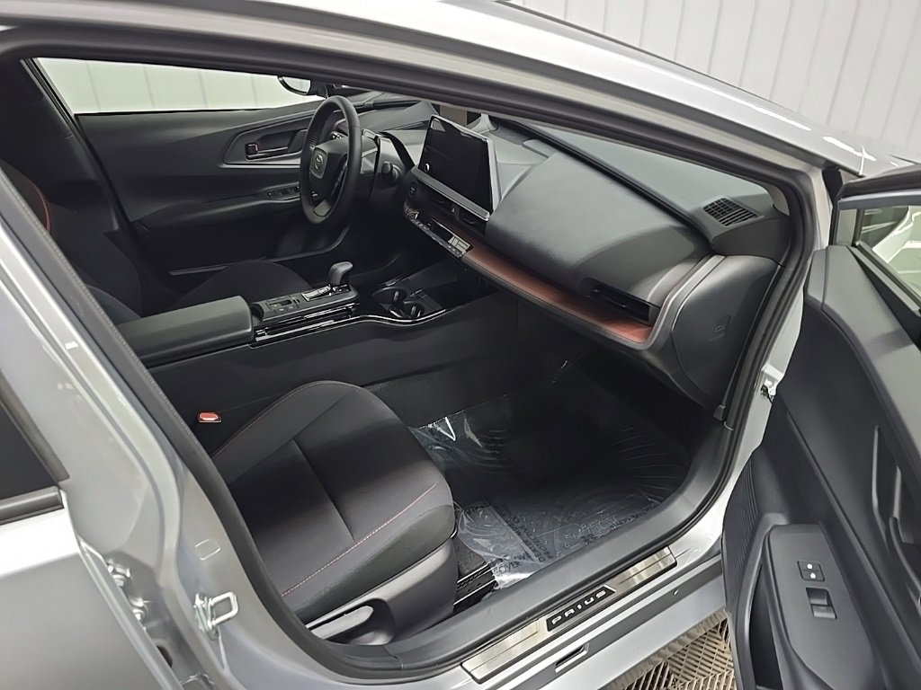 Used 2025 Toyota Prius Plug-In Hybrid image 15