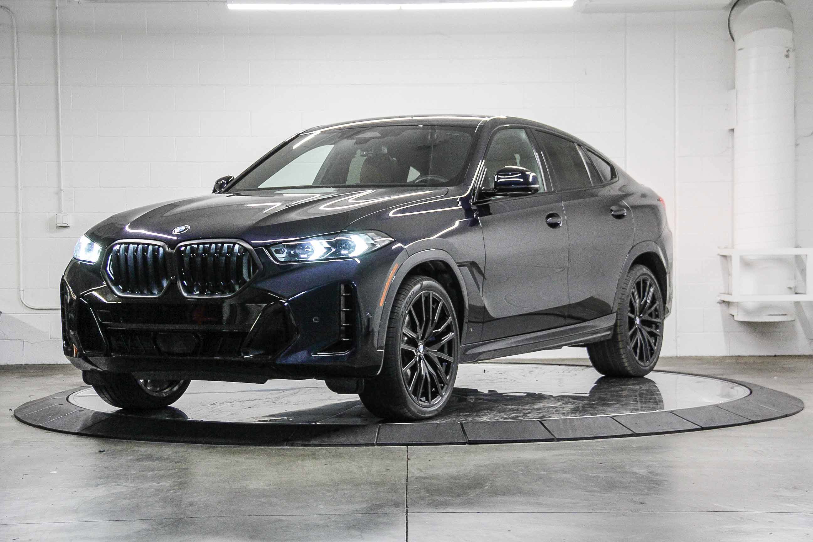 Used 2024 BMW X6 xDrive40i w/ Executive Package image 3