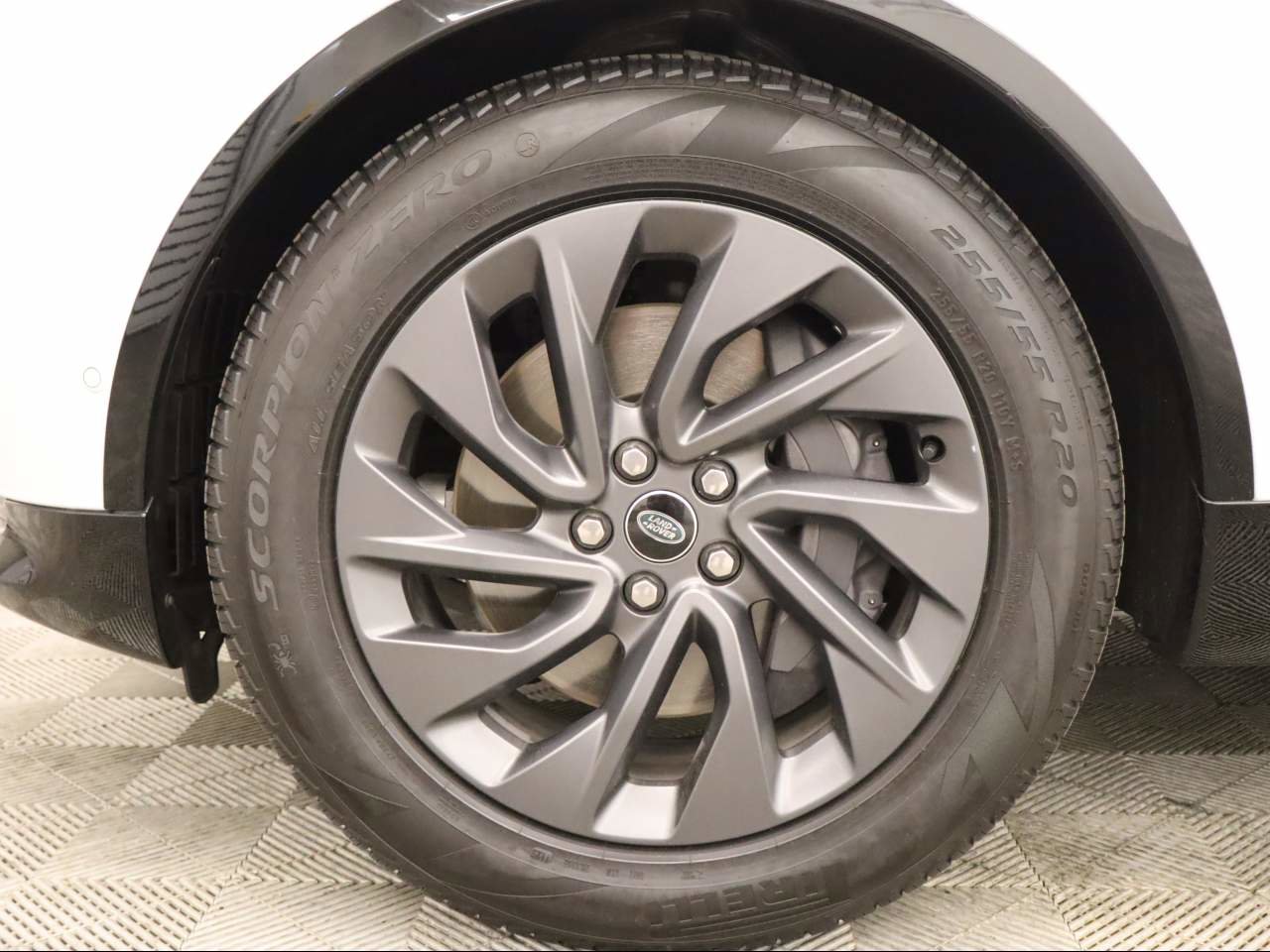 Used 2024 Land Rover Discovery Dynamic SE image 6