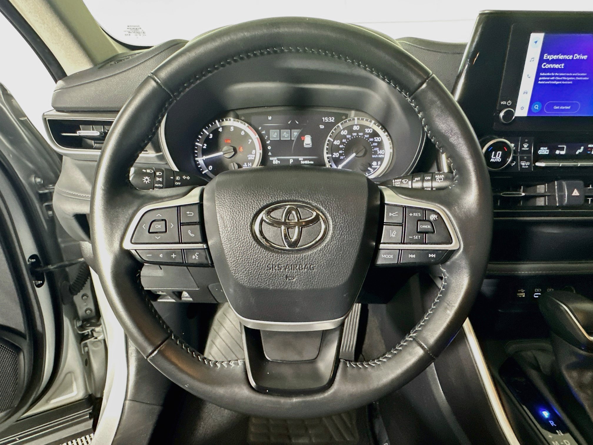 Used 2024 Toyota Highlander LE FWD image 15