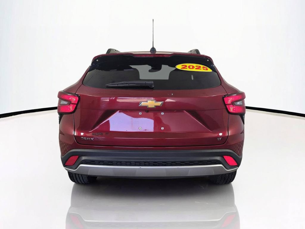 Used 2025 Chevrolet Trax LT FWD image 6