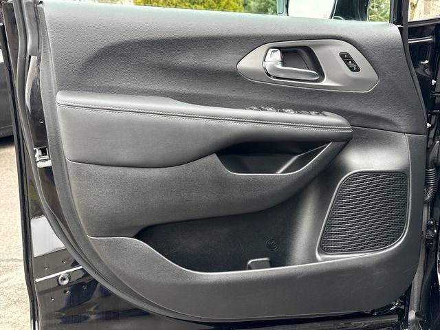 New 2026 Chrysler Pacifica Select AWD/4WD image 18