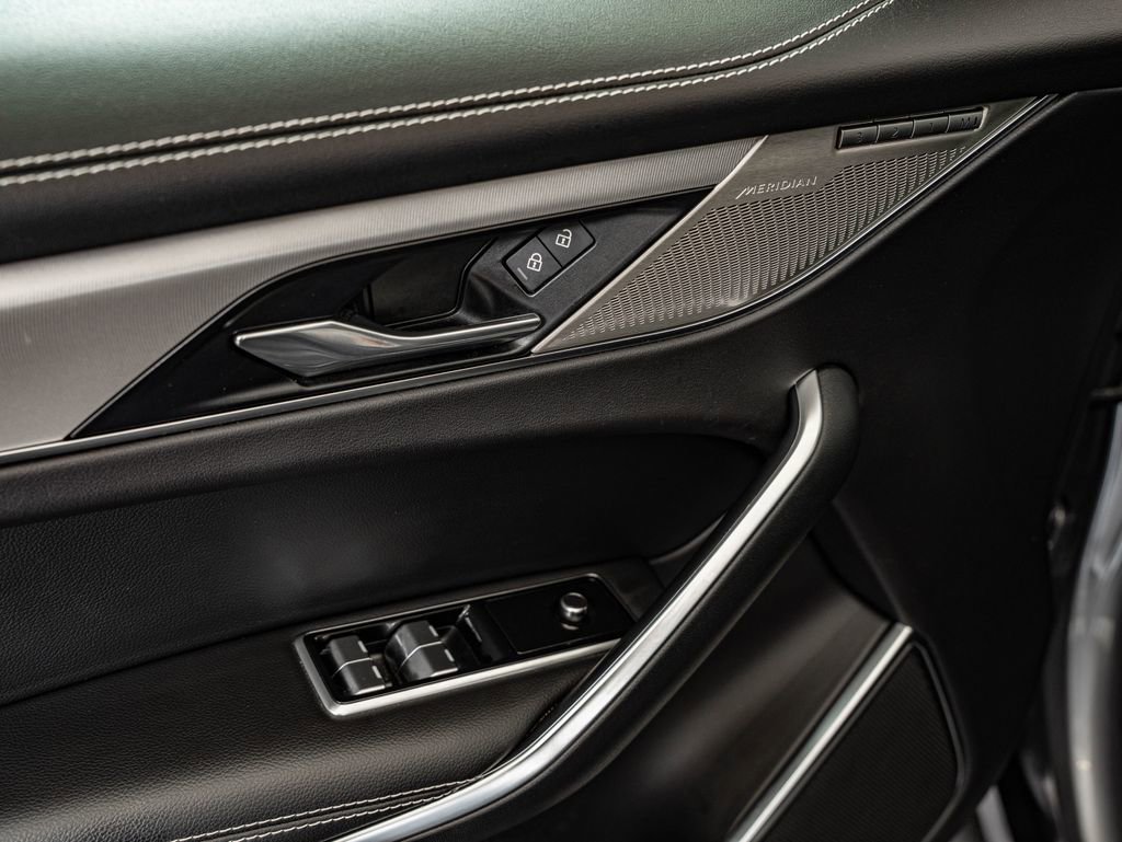 Certified 2025 Jaguar F-PACE R-Dynamic S AWD/4WD image 16