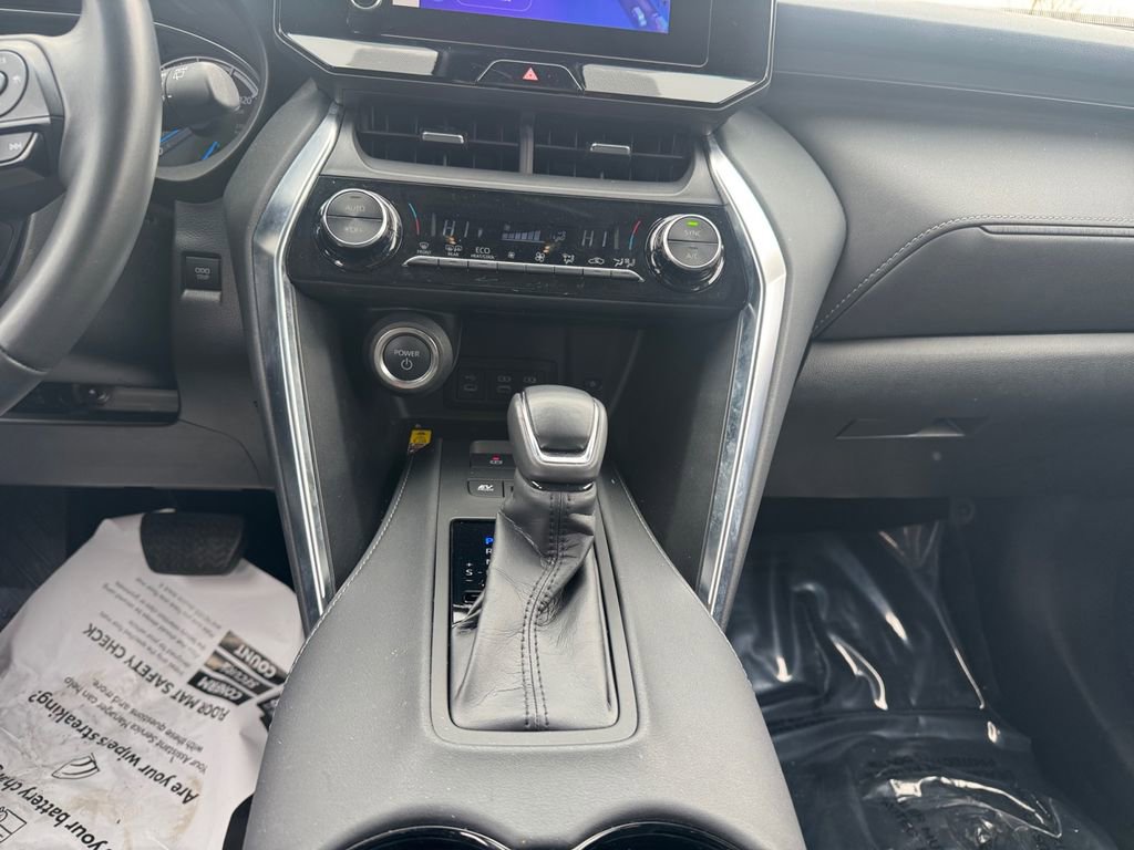 Used 2024 Toyota Venza LE image 11