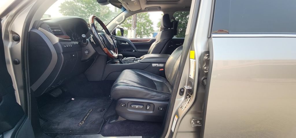 Used 2016 Lexus LX 570 4WD w/ Luxury Package image 10