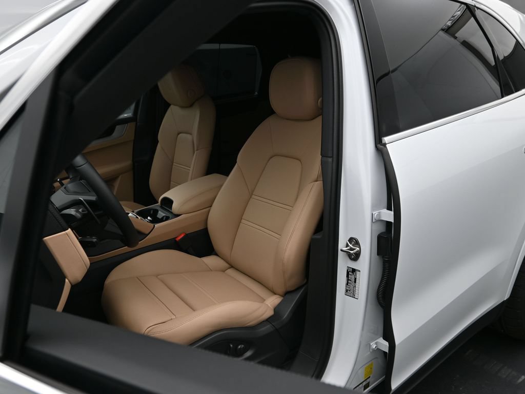 Certified 2025 Porsche Cayenne E-Hybrid AWD/4WD image 5