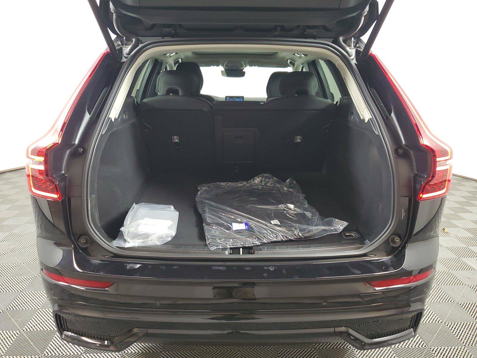 New 2026 Volvo XC60 B5 Core AWD/4WD image 9