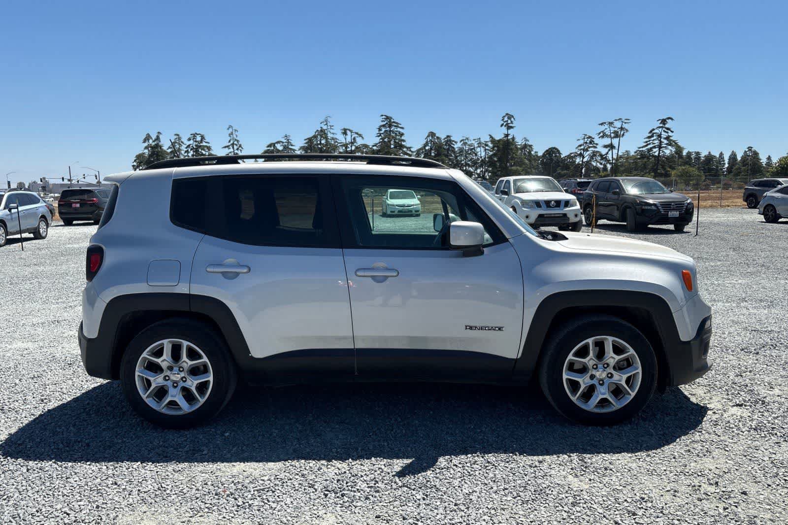Used 2017 Jeep Renegade Latitude FWD image 9
