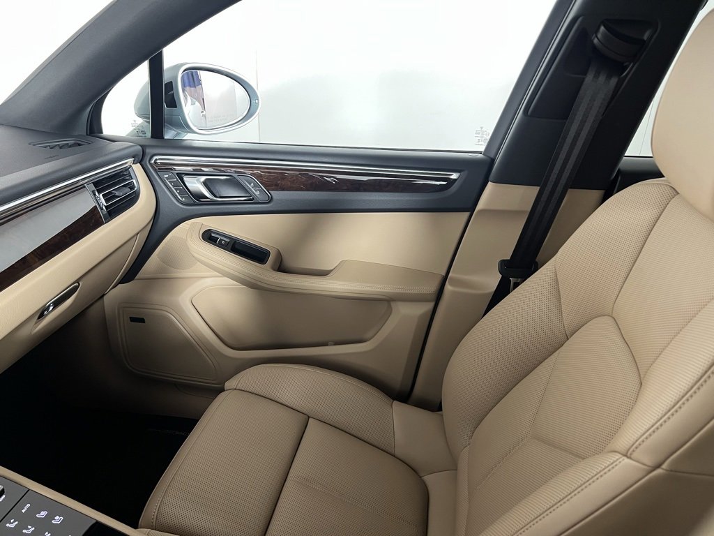 Certified 2025 Porsche Macan image 22