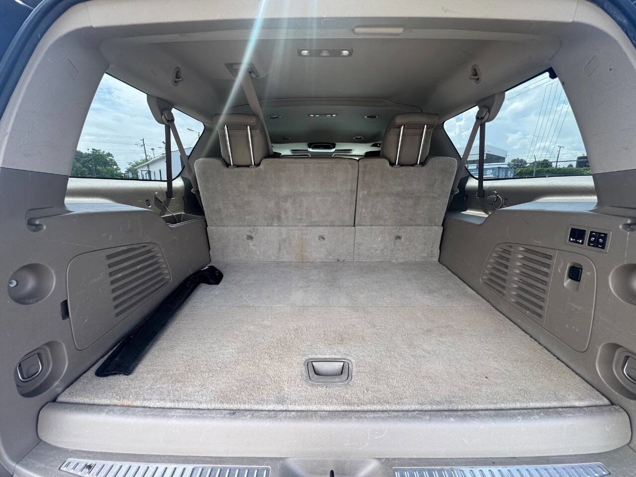 Used 2015 Chevrolet Suburban LTZ RWD image 12