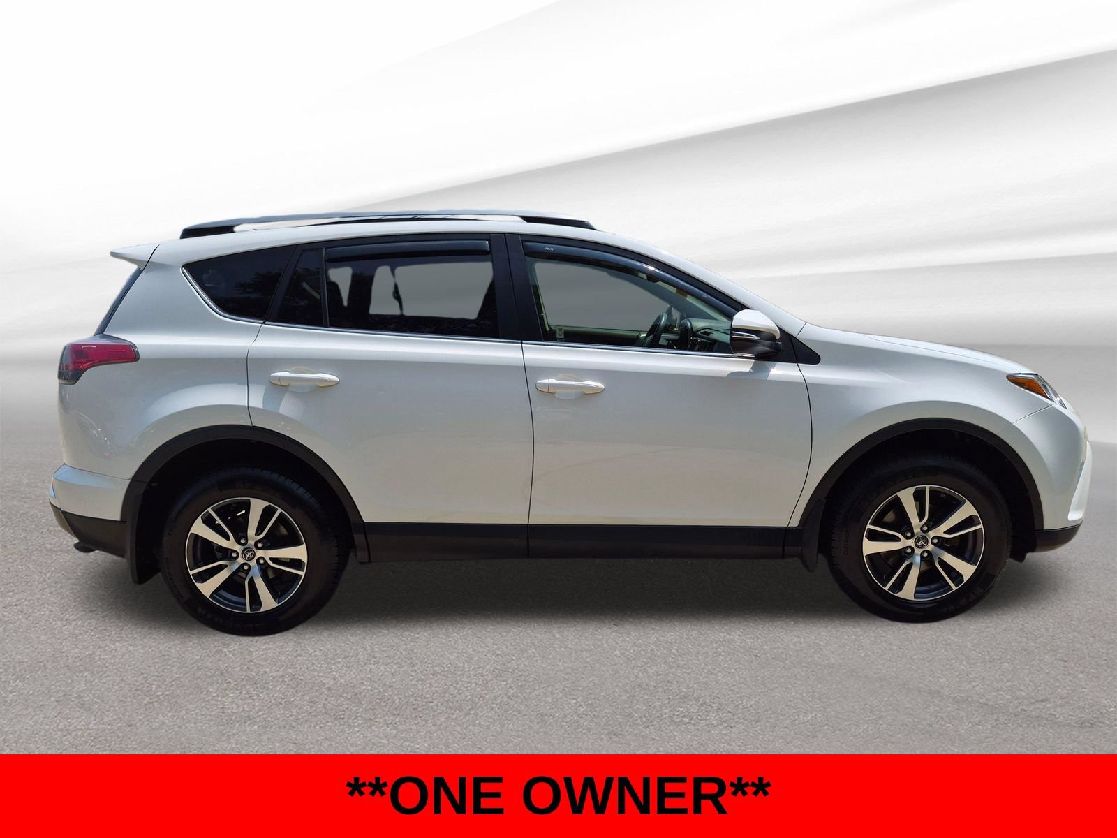 Used 2017 Toyota RAV4 XLE AWD/4WD image 4