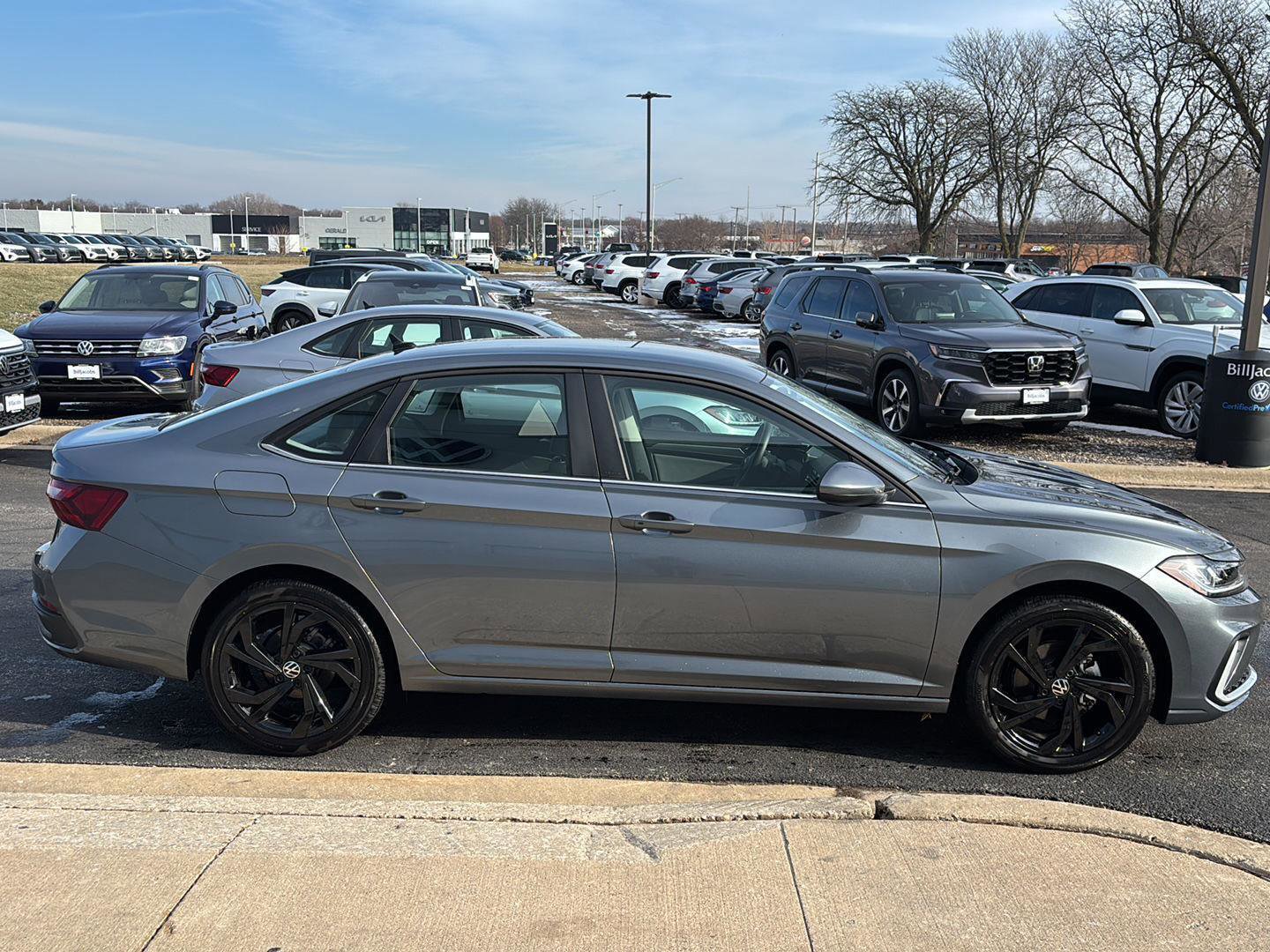 Used 2025 Volkswagen Jetta SE w/ Black Wheel Package image 7