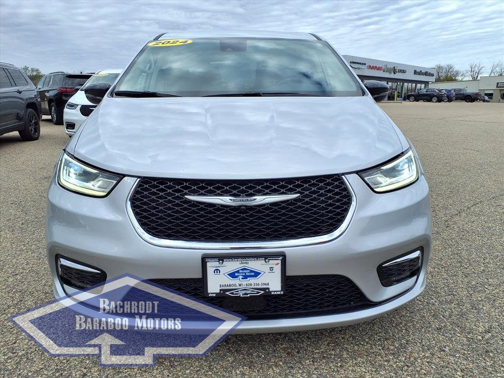 Used 2024 Chrysler Pacifica Select image 10
