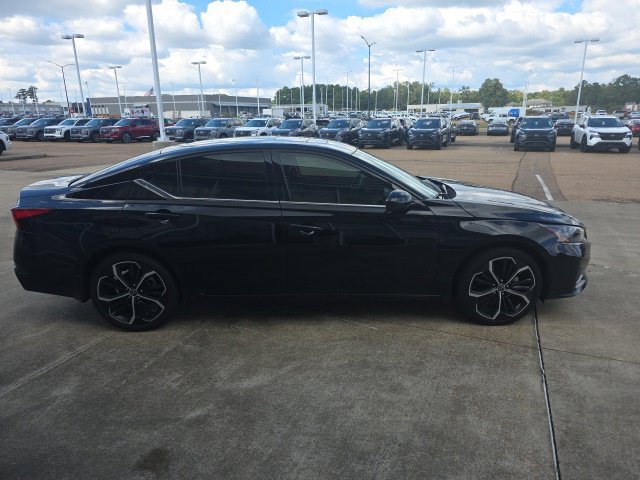 Used 2023 Nissan Altima 2.5 SR w/ SR Premium Package FWD image 6