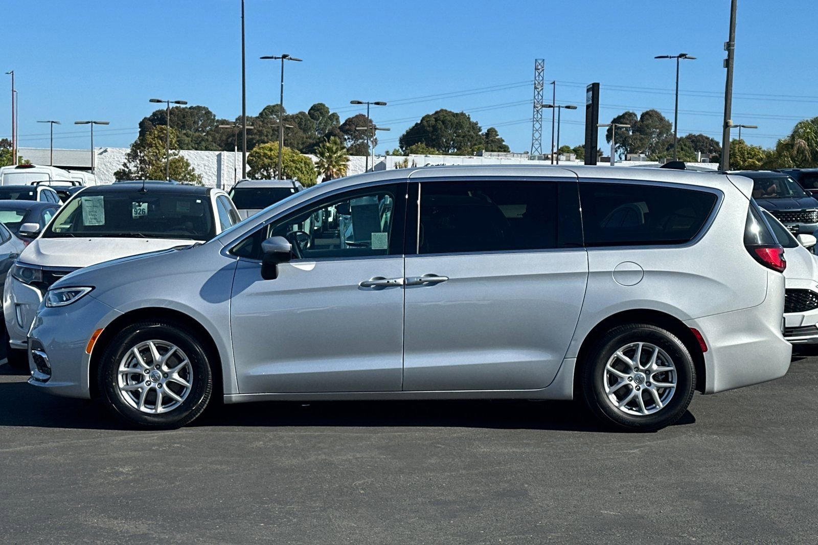 Used 2023 Chrysler Pacifica Touring-L FWD image 8