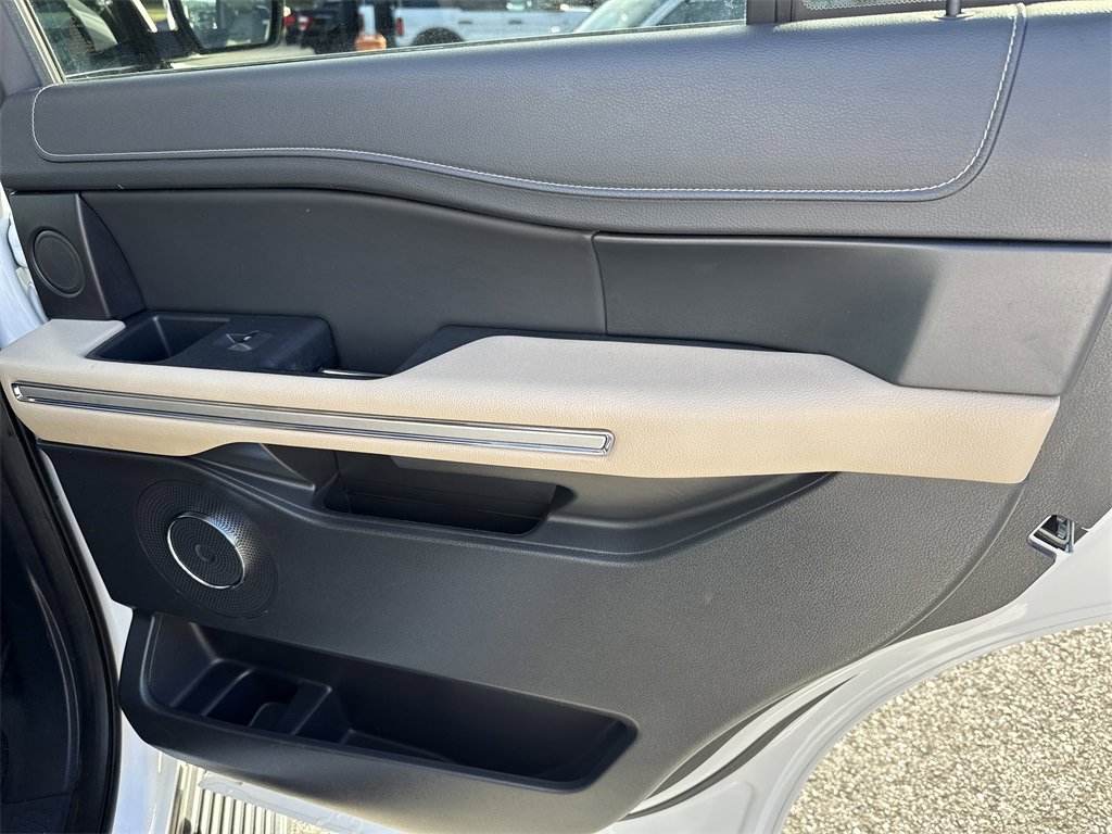 Used 2024 Ford Expedition Limited image 16