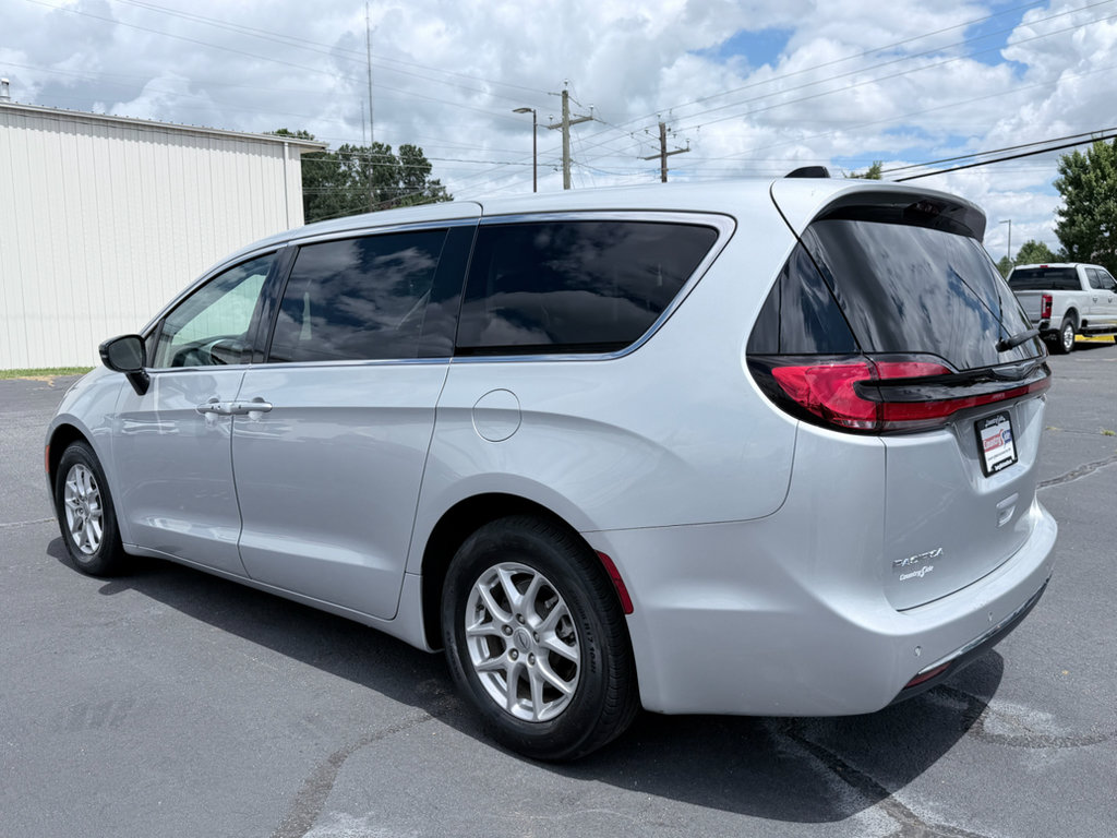 Used 2024 Chrysler Pacifica Touring-L FWD image 7