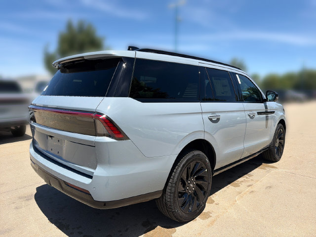 New 2026 Lincoln Navigator Reserve w/ Jet Appearance Package AWD/4WD image 6