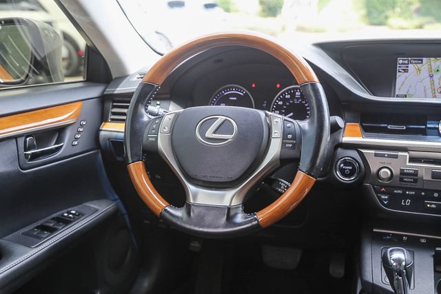 Used 2015 Lexus ES 300h w/ Navigation System Package FWD image 17