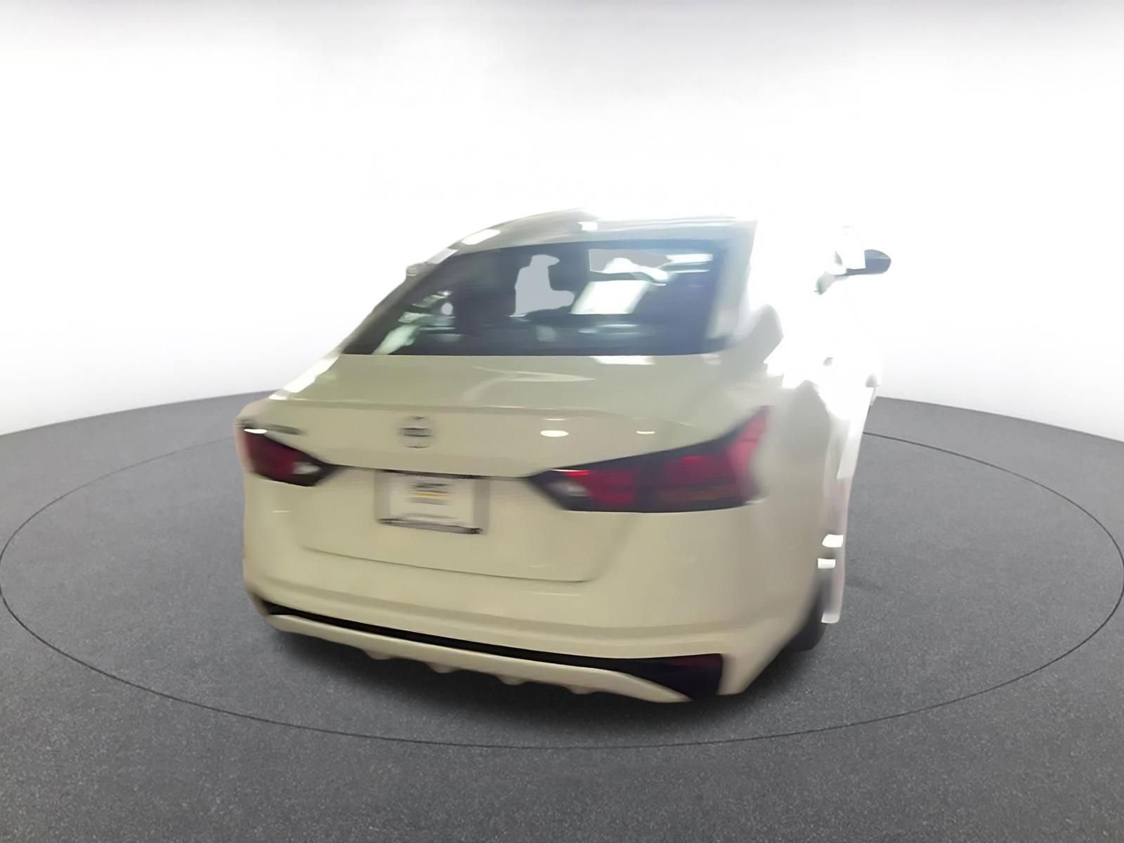 Used 2025 Nissan Altima 2.5 SV FWD image 14