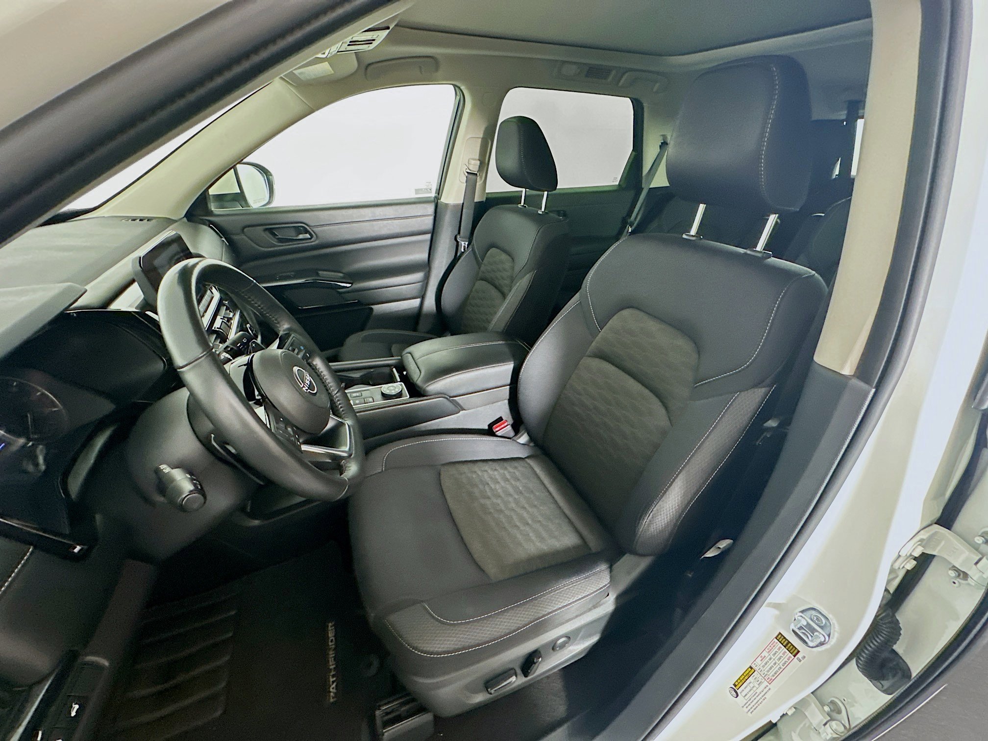 Used 2023 Nissan Pathfinder SV w/ SV Premium Package AWD/4WD image 13