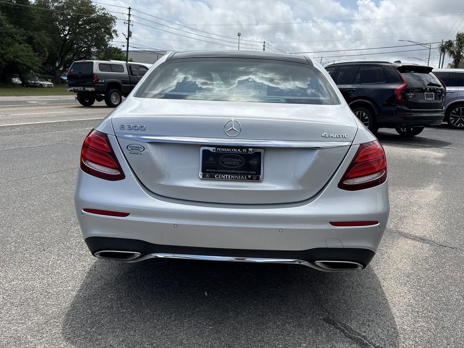 Used 2017 Mercedes-Benz E 300 4MATIC image 4