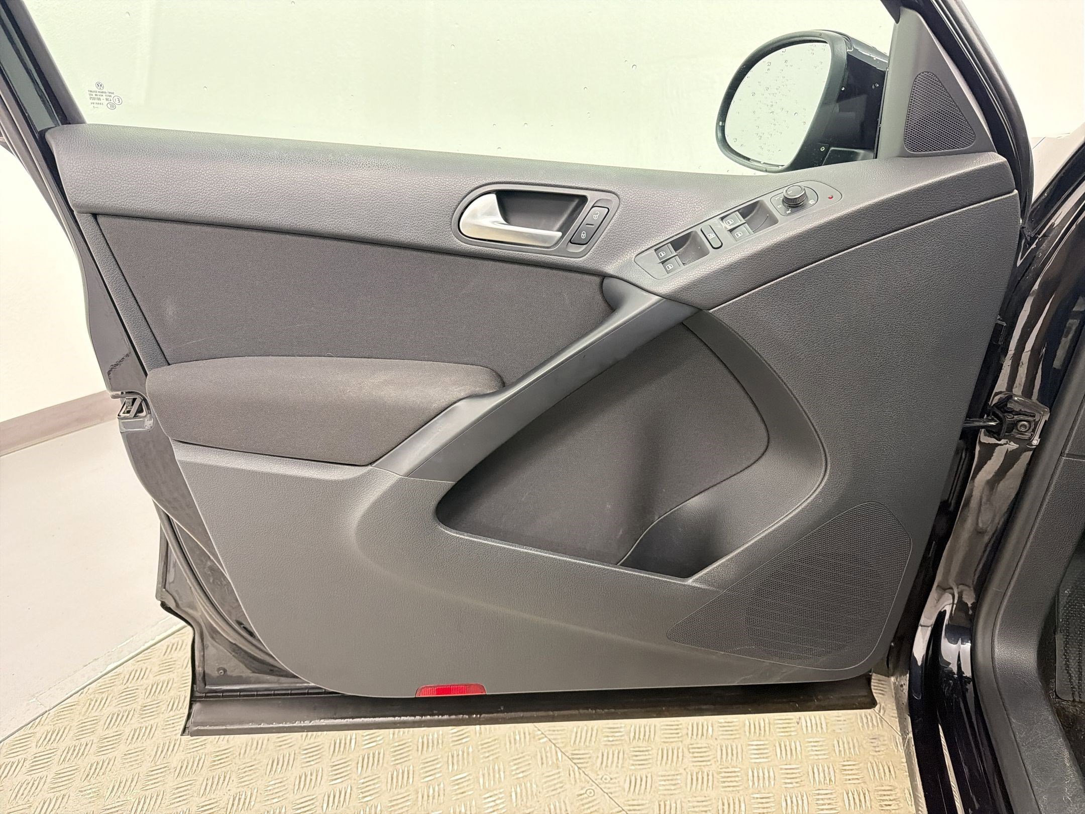 Used 2017 Volkswagen Tiguan S image 17