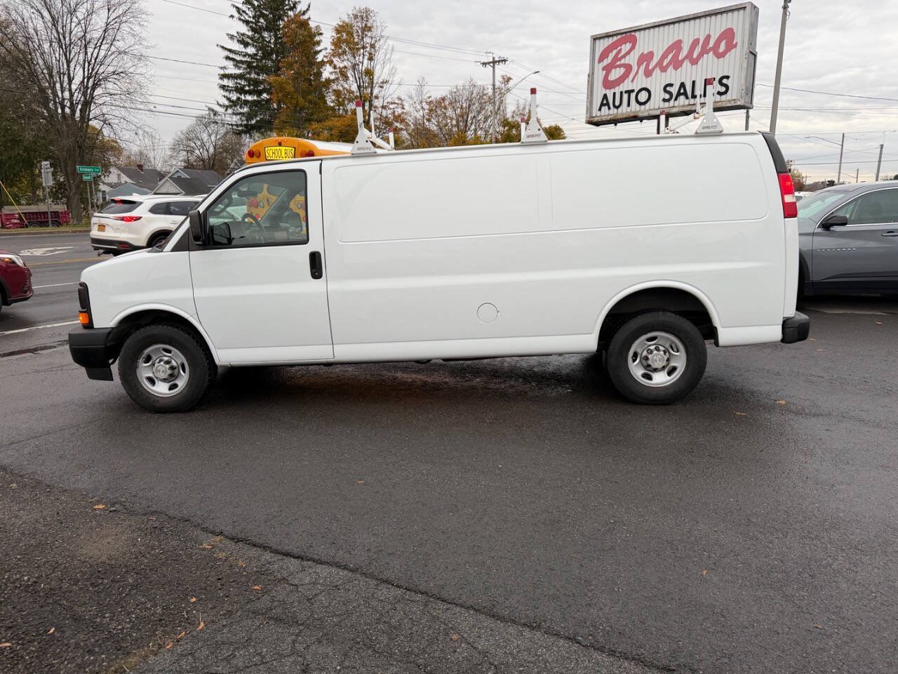Used 2017 Chevrolet Express 2500 Extended RWD image 2